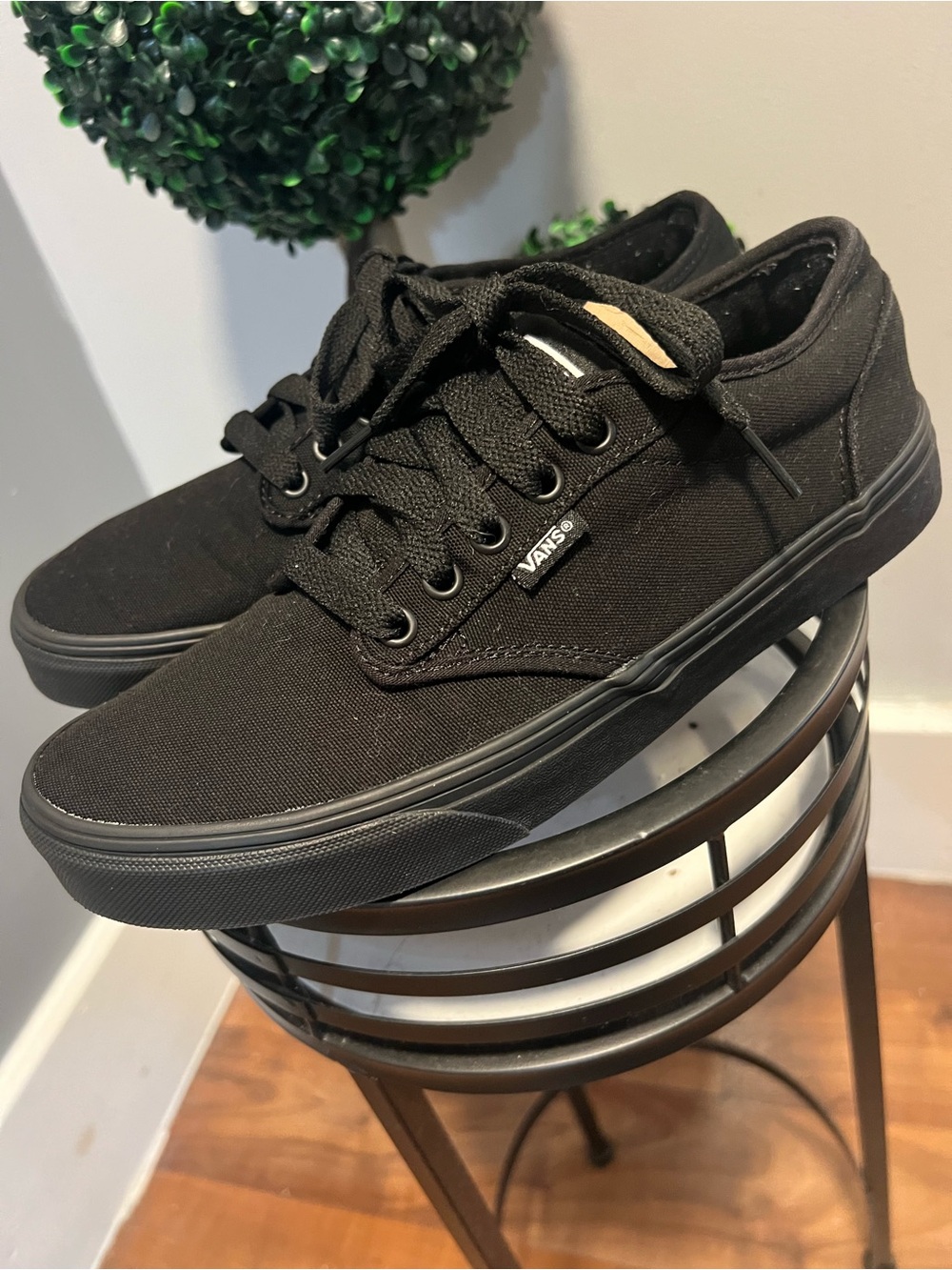 VANS Men’s size 8.5 women 10 Low Top Lace-Up Canvas Sneaker Black Rubber Sole